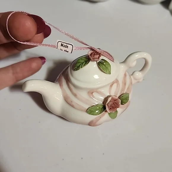 ASSORTMENT OF WHITE CERAMICS. - Picture 6 of 13